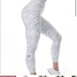 P'TULA Desiree II Swift 7/8 Ankle Crop Black White
Stripe Leggings Womens Large